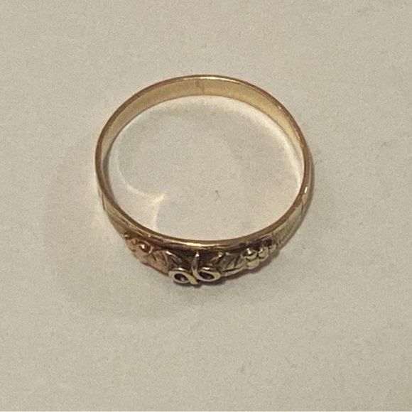 10K - 12K Black Hills Gold Pinky Ring - Good Vintage Condition. Authentic. - Picture 7 of 16